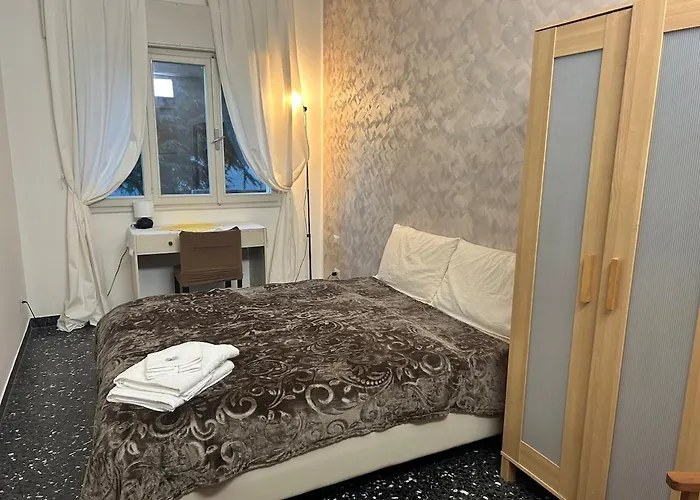 Number 3 Apt, Easy For Venice *