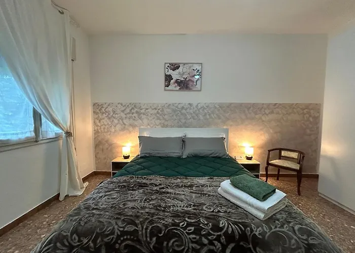 Number 3 Apt, Easy For Venice