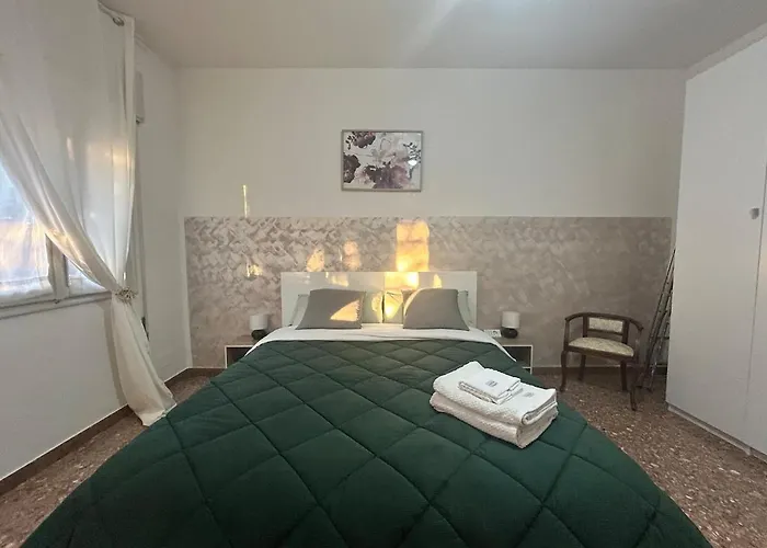 Number 3 Apt, Easy For Venice