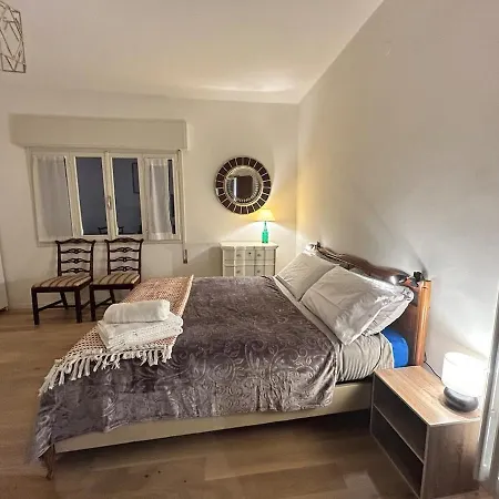 Number 3 Apt, Easy For Venice מסטרה